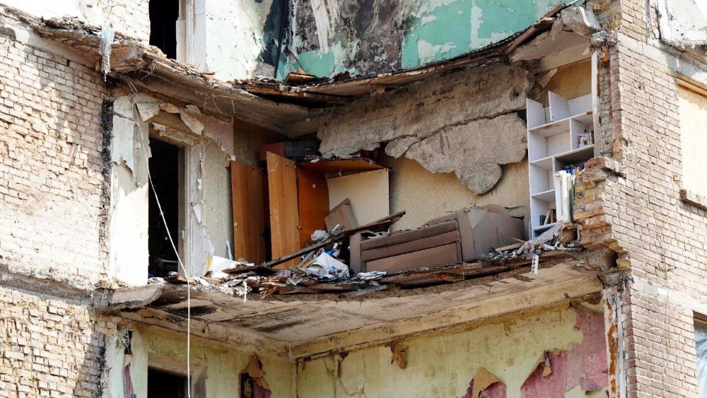 Esta fotografia mostra parte de um prédio de apartamentos gravemente danificado após ataques russos no distrito de Lukianivska, em Kiev, em 5 de agosto de 2026, durante a visita de um dia do Secretário de Defesa britânico à capital ucraniana. O Reino Unido anunciou um investimento de £ 8,4 bilhões (US$ 11,2 bilhões) para a próxima fase de seu programa de submarinos nucleares da classe Dreadnought, que, segundo o governo, viabilizará 22.000 estágios na próxima década. (Foto de Jane Barlow / POOL / AFP)   