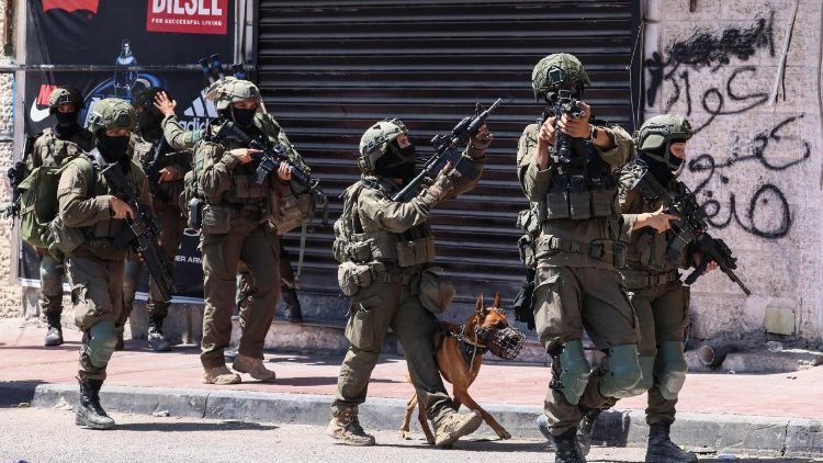 Le forze di sicurezza israeliane pattugliano una strada durante un raid militare nel campo profughi di Qalandia, a sud di Ramallah, nella Cisgiordania occupata da Israele.