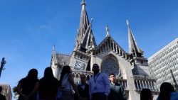 A Catedral de Manizales é mostrada na imagem após o terremoto que atingiu Manizales, Colômbia, em 10 de agosto de 2026. Um forte terremoto atingiu a Colômbia em 10 de agosto e foi fortemente sentido em grandes cidades como Bogotá e Cali, e até mesmo em Quito e no Panamá, de acordo com o Serviço Geológico da Colômbia e conforme confirmado por repórteres da AFP. (Foto de Jonh Bonilla / AFP)