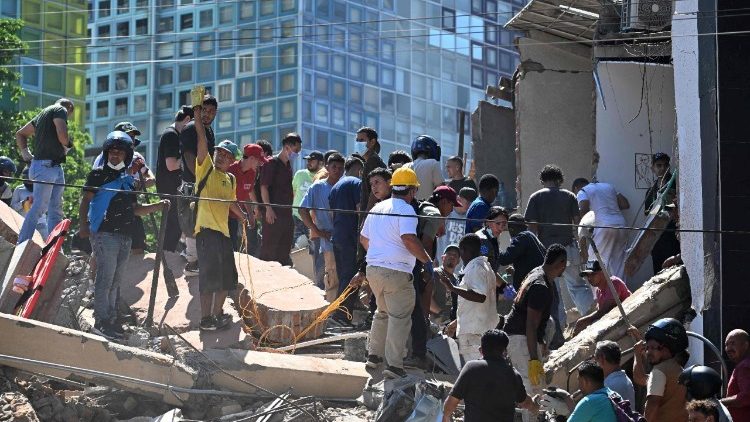 Des secouristes fouillant les décombres d'un immeuble à Cali, en Colombie.