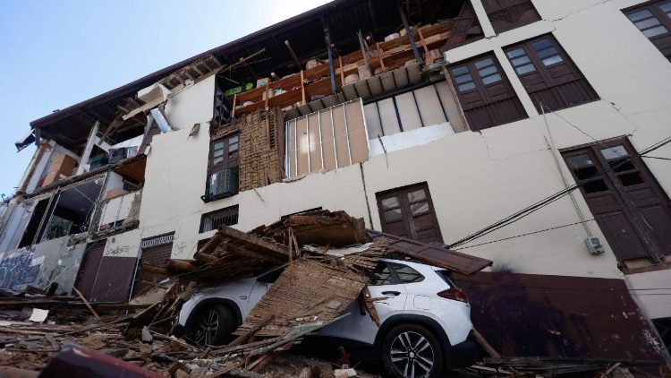 Imagen de un edificio da&ntilde;ado y un coche tras un se&iacute;smo en Manizales, departamento de Caldas, Colombia