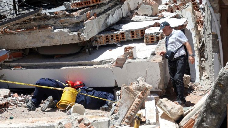 Los equipos de rescate buscan supervivientes en un edificio derrumbado tras el terremoto de Manizales, Colombia