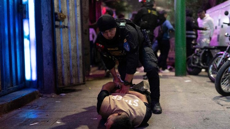 Peru&aacute;nsk&yacute; policista zat&yacute;k&aacute; podezřel&eacute;ho člena gangu na předměst&iacute; hlavn&iacute;ho města Lima, 11. 8. 2026