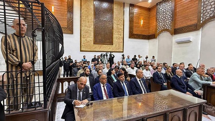 Uma fotografia da audi&ecirc;ncia divulgada pelo Minist&eacute;rio do Interior s&iacute;rio em 11 de agosto, apresentando o ex-chefe de seguran&ccedil;a pol&iacute;tica da prov&iacute;ncia de Daraa, no sul da S&iacute;ria, Atef Najib