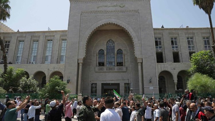 Damasco - Civis sírios comemoram em frente ao tribunal a sentença de Bashar al-Assad