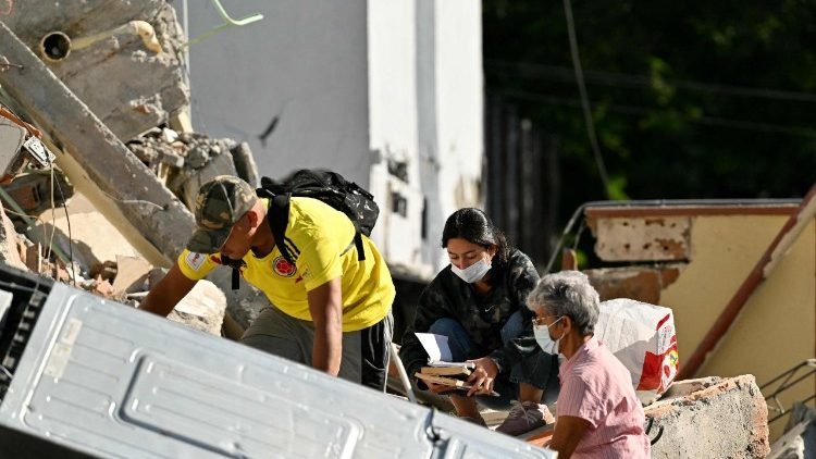 Njerëz të zhvendosur kërkojnë sendet e tyre në rrënojat e një shtëpie të shembur pas tërmetit në Pereira, Kolumbi. (AFP ose licencues)