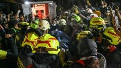 Bombeiros e equipes de resgate carregam a sobrevivente Daniela Andrea Largo Sanchez para fora dos escombros de um prédio que desabou após um terremoto em Pereira, Colômbia, em 11 de agosto de 2026. . (Foto de David Salazar / AFP)