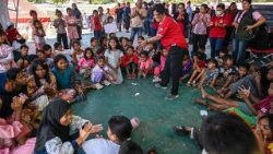 Crianças participaram de um programa de recuperação de traumas em um abrigo em Maumere, Nusa Tenggara Oriental, na terça-feira, 18 de agosto, após o terremoto de magnitude 7,7 que atingiu a ilha indonésia de Flores em 15 de agosto