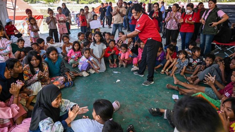 Crianças participaram de um programa de recuperação de traumas em um abrigo em Maumere, Nusa Tenggara Oriental, na terça-feira, 18 de agosto, após o terremoto de magnitude 7,7 que atingiu a ilha indonésia de Flores em 15 de agosto