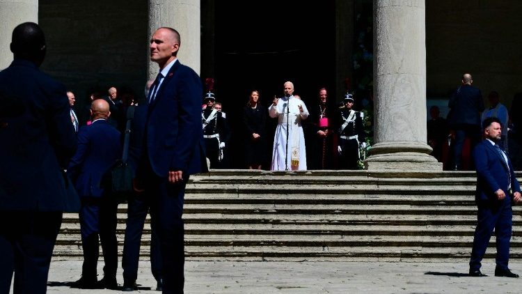A bazilika előtt k&ouml;sz&ouml;nti a h&iacute;veket 