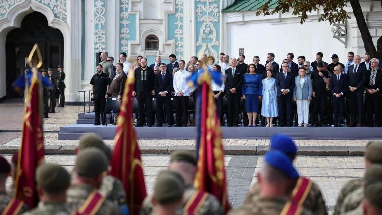 Líderes de vários países participam de uma cerimônia comemorativa do 35º Dia da Independência da Ucrânia, em frente à Catedral de Santa Sofia, em Kiev, em 24 de agosto de 2026. (Foto de Henry NICHOLLS / POOL / AFP)
