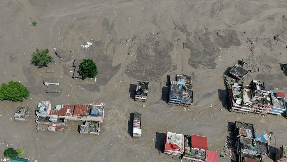 Casas parcialmente submersas em água lamacenta às margens de um rio após enchentes repentinas em Trishuli Bazar, no distrito de Nuwakot, Nepal, em 26 de agosto de 2026. (Foto de Prabin Ranabhat / AFP)