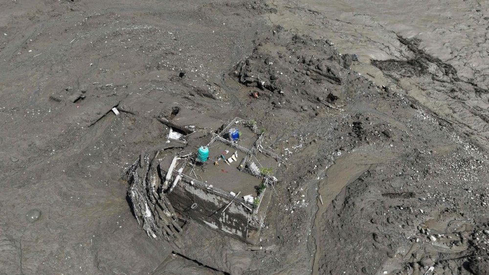 Uma casa ficou submersa em lama após enchentes repentinas no bazar de Trishuli, no distrito de Nuwakot, Nepal, em 26 de agosto de 2026. (Foto de Prabin Ranabhat / AFP)