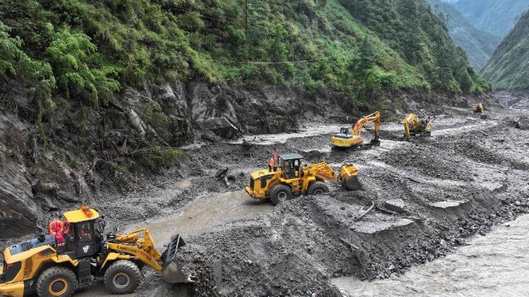 Para pekerja memperbaiki bagian jalan menuju Pelabuhan Gyirong yang rusak akibat tanah longsor dua hari sebelumnya