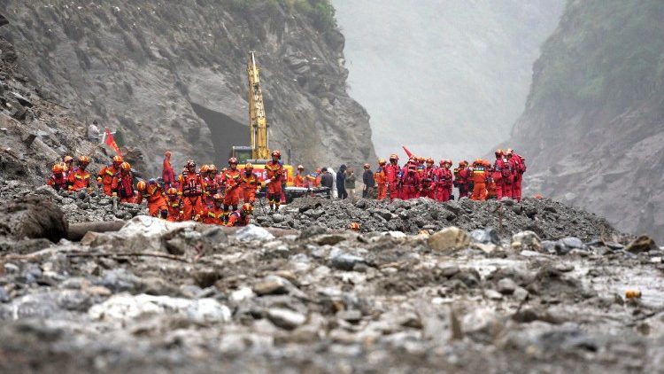 Petugas pemadam kebakaran dan penyelamat melakukan operasi pencarian dan penyelamatan 2 kilometer dari Pelabuhan Gyirong, beberapa hari setelah tanah longsor pada 26 Agustus.