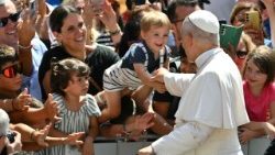 TOPSHOT-VATICAN-RELIGION-POPE-ANGELUS