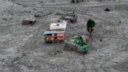 Vue aérienne montrant des équipes de sécurité menant une opération de sauvetage après les crues soudaines survenues le long de la rivière Trishuli à Betrawati, dans le district de Nuwakot au Népal 