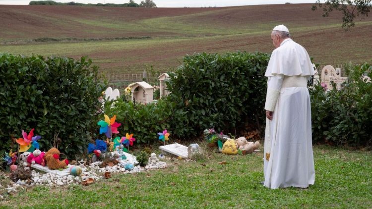 Papst Franziskus am 2. November 2018 im "Garten der Engel" auf dem römischen Laurentino-Friedhof 