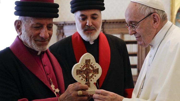 Papst Franziskus bei einer Begegnung mit dem assyrischen Patriarchen Mar Gewargis III.