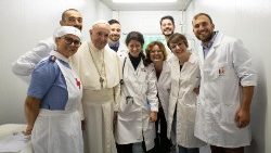 2018: Papst Franziskus mit Ärzten und Krankenpflegern, die im Ambulatorium am Petersplatz Dienst tun