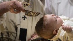 Papst Franziskus bei einer Taufe in der Sixtinischen Kapelle