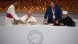 Dokument o človeškem bratstvu za svetovni mir in skupno sobivanje sta v Abu Dabiju sta 4. februarja 2019 v Abu Dabiju podpisala papež Frančišek in veliki imam kairske univerze Al Azhar, Ahmad Al Tayeb