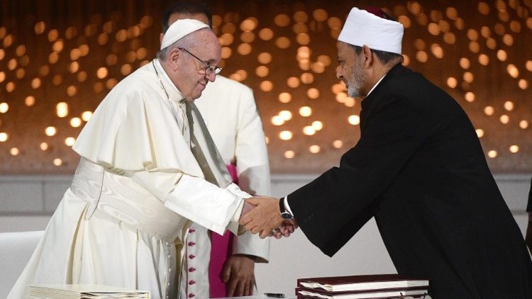 5. Februar 2019: Papst Franziskus und Großimam Ahmad Al-Tayyeb unterzeichnen das „Dokument über die Brüderlichkeit aller Menschen“