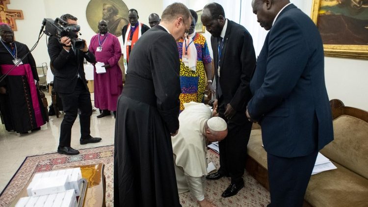 ĐTC Phanxicô hôn chân các lãnh đạo Nam Sudan trong cuộc gặp gỡ tại Vatican vì hòa bình cho Nam Sudan (11/4/2019)