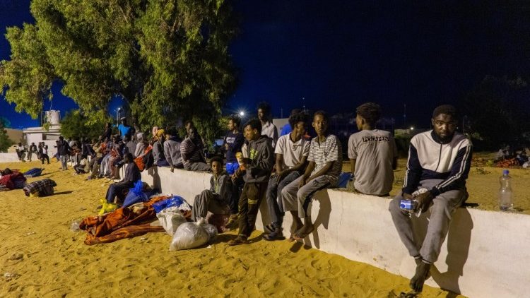 प्रवासी: लीबियाई हिरासत केंद्र पर छापा,