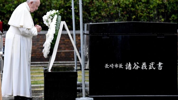संत पापा फ्राँसिस नागासाकी में परमाणु बम हाइपोसेंटर पार्क में प्रार्थना करते हैं 