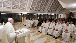 Францішак падчас св. Імшы ў капліцы Дому св. Марты