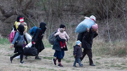 Syrská uprchlická rodina na turecko-řecké hranici