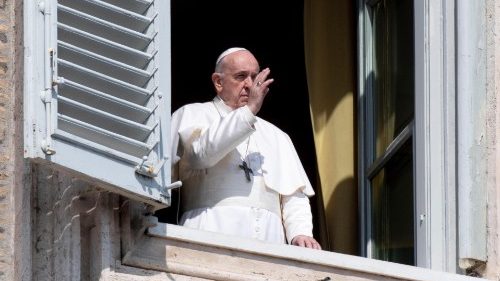 お告げの祈りの後、窓から祝福をおくる教皇フランシスコ　2020年3月22日
