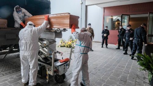 O exército italiano ao transportar os corpos das vítimas na região de Bergamo (2020)