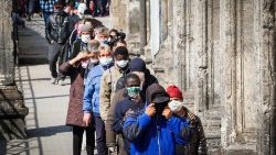 Чарга ў сталоўку для бедных у Неапалі. Ілюстрацыйнае фота