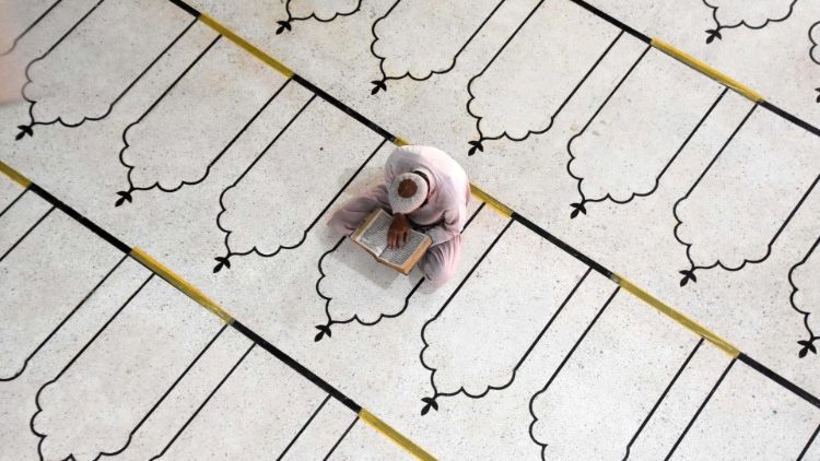 Ein betender Muslim in der Moschee