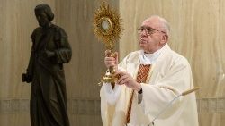 Францішак падчас св. Імшы ў капліцы Дома св. Марты