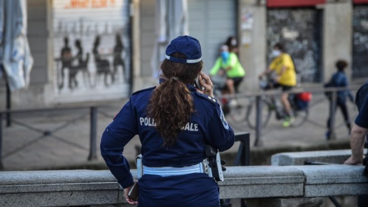 Controlli ai Navigli di Milano (Ansa/Matteo Corner)