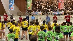 Францішак з удзельнікамі Дзіцячага лета ў Ватыкане. Архіўнае фота