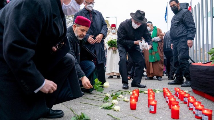Archivbild: Gedenkmoment in Berlin mit dem evangelischen Bischof Christian Stäblein (dritter von links)