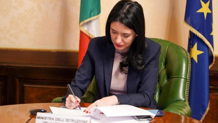 Die Bidungsministerin setzte gemeinsam mit dem Bischofskonferenzvorsitzenden am Montag (virtuell) ihre Unterschrift unter das Abkommen.