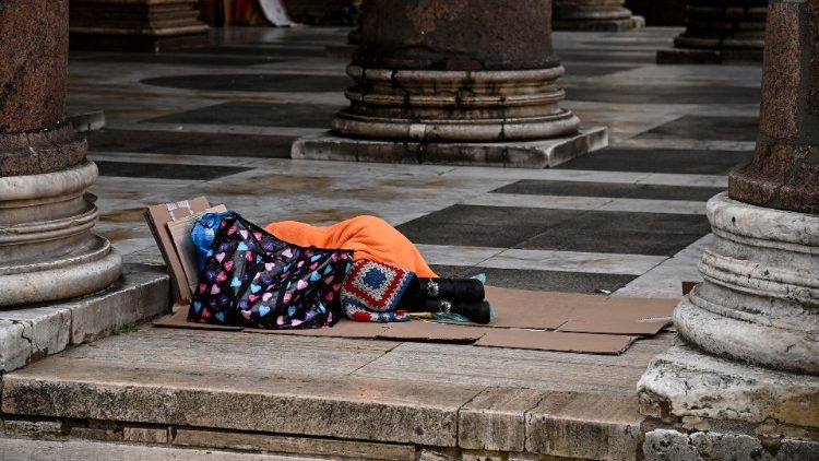 Una persona sin techo debajo de una columnata en San Pedro. (ANSA)