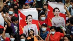 Hàng ngàn người dân biểu tình chống cuộc đảo chính của quân đội Myanmar