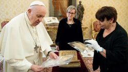 Papa: riceve Libro sacro di Qaraqosh, scampato a furia Isis