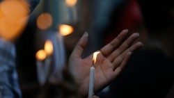 Vigília de oração en Yangon pelas vítimas do golpe militar. EPA/Lynn Bo Bo