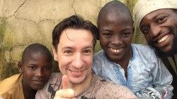 Лука Атаназіа з кангалезскай моладдзю