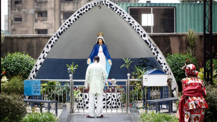 Auf dem Gelände einer katholischen Kirche in Lagos, Nigeria, im März 2021
