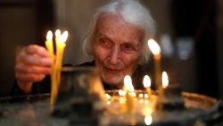 Eine Frau zündet anlässlich der orthodoxen Osterfeierlichkeiten eine Kerze an (Archivbild)
