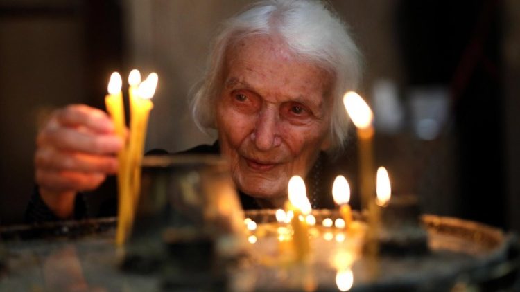 Eine Frau zündet anlässlich der orthodoxen Osterfeierlichkeiten eine Kerze an (Archivbild)