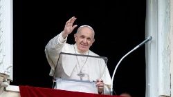 האפיפיור מקבל את פני המאמינים בוותיקן